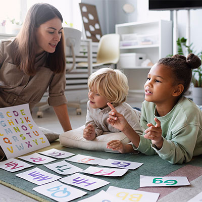 young-woman-doing-speech-therapy-with-children